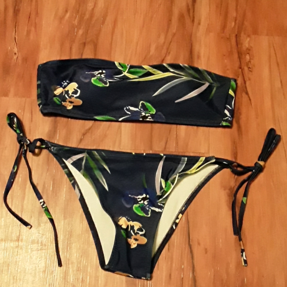 NWOT Strapless string bikini
